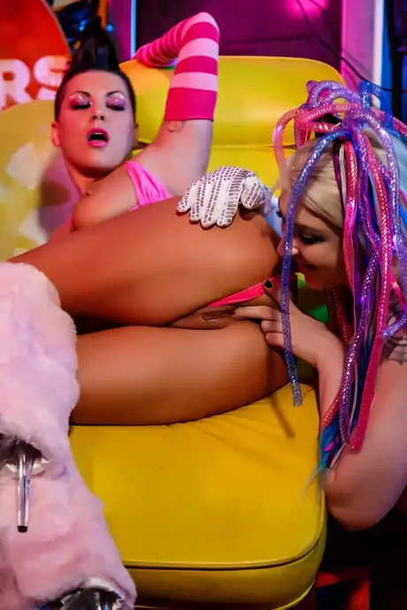 Jezebelle Bond e Leya Falcon si spogliano e si praticano sesso orale a vicenda