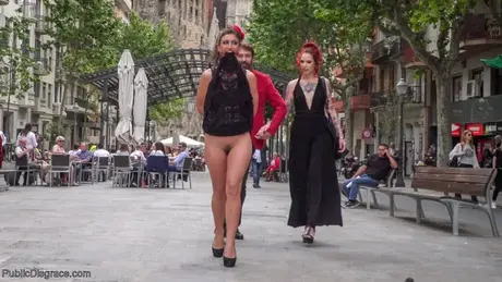 Julia Roca prova piacere ed è gangbanged davanti a una folla al pub