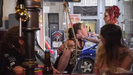 Julia Roca prova piacere ed è gangbanged davanti a una folla al pub