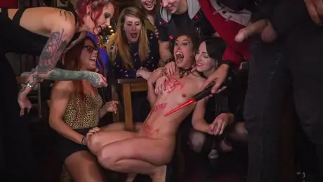 Julia Roca prova piacere ed è gangbanged davanti a una folla al pub