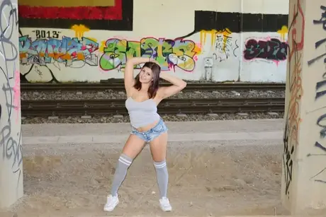July Johnson, žhavá německá BBW, koketuje u železnice svými velkými kozy a sexy zadkem