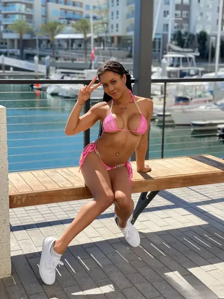Kira Noir, ebenová kráska, předvádí bikiny před orálním sexem s lízáním varlat a anilingem