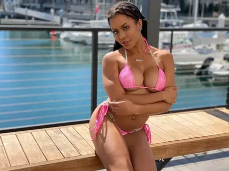 Kira Noir, ebenová kráska, předvádí bikiny před orálním sexem s lízáním varlat a anilingem