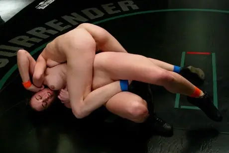 Lola og Paris Kennedy i Ultimate Surrender-seksgalleri