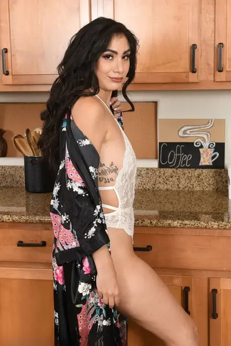 Lucy Sunflower, une femme au foyer de plus de 30 ans, retire son peignoir et sa lingerie pour poser nue