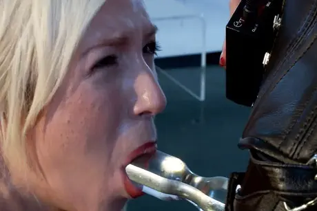 Maia Davis, blond kráska, je vzata Aiden Starr v intenzivní elektrické BDSM scéně