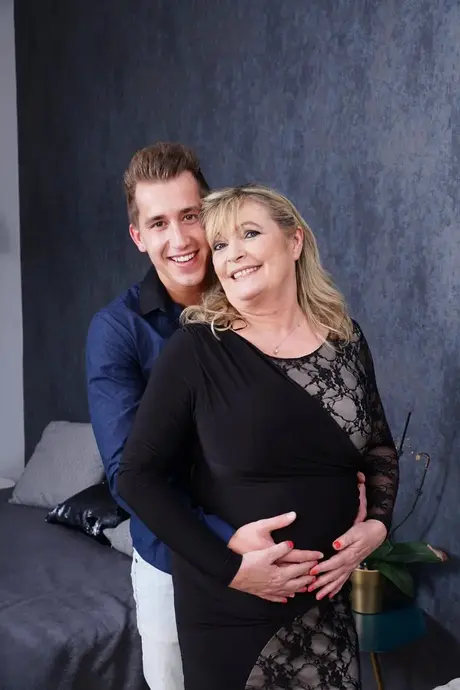 Une blonde mature reçoit un cumshot sur ses gros seins après une relation sexuelle avec un homme plus jeune