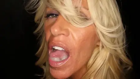 La MILF mature Gina savoure une gorgée de sperme après une fellation au gloryhole