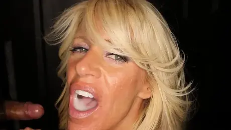 La MILF mature Gina savoure une gorgée de sperme après une fellation au gloryhole