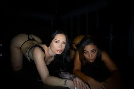 Mia Moore a Zerella Skies si před pohledným černým mužem vymění francouzský polibek
