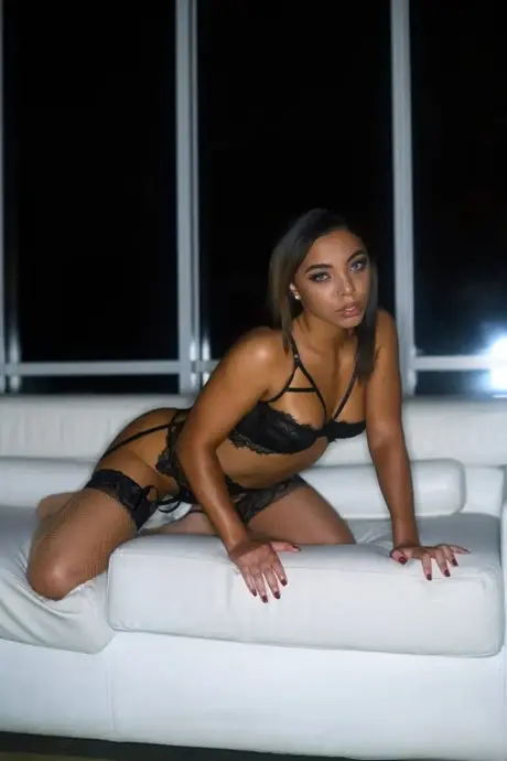 Mia Moore a Zerella Skies si před pohledným černým mužem vymění francouzský polibek