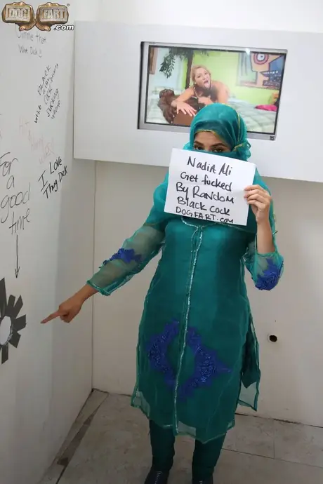Nadia Ali se svléká u gloryhole a kouří obrovského černého ptáka