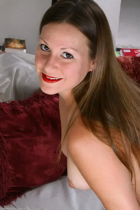 Nahá MILF Sugar G ukazuje svou oholenou kundu