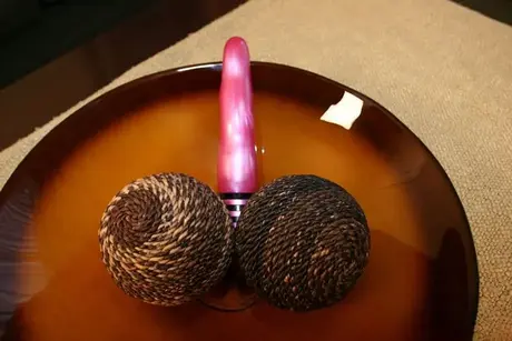 Naughty Allie, den stor patter blonde, dildoer sin barberede fisse på en sofa