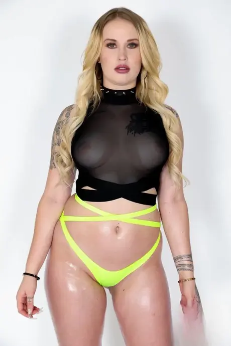 Oljete blondine Layla Love skinner før intens anal scene