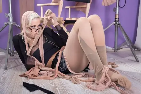 Platinová blondýna Ria Sunn si stahuje punčochy a vyplazuje jazyk