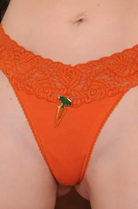 RayVeness, die dunkelhaarige MILF, neckt mit ihren großen Brüsten und ihrer köstlichen reifen Muschi