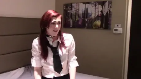Zrzavá studentka s růžovými kolíčky na prádlo na jazyku a obojkem