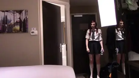 Zrzavá studentka s růžovými kolíčky na prádlo na jazyku a obojkem
