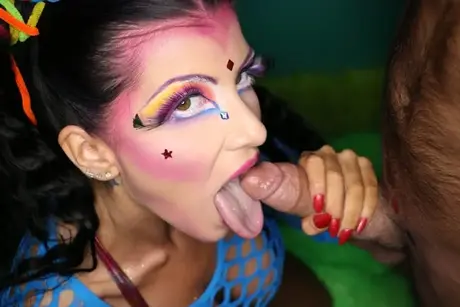 Romi Rain, la fée salope aux gros seins, démontre ses phénoménales talents de suceuse