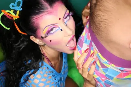 Romi Rain, la fée salope aux gros seins, démontre ses phénoménales talents de suceuse