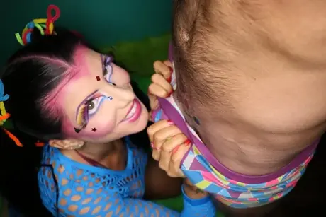 Romi Rain, la fée salope aux gros seins, démontre ses phénoménales talents de suceuse