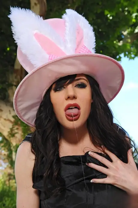 Samantha Bentley, zvrhlá britská kočka, odhaluje svá velká prsa a hraje si s ústy