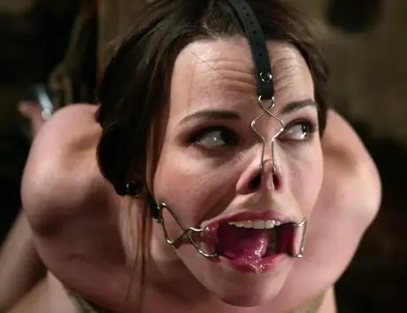 Sandra Romain domina Dana DeArmond in un'umiliante sessione di bondage lesbico