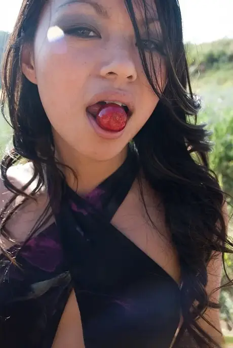 La seducente pornostar asiatica Lady Mai si fa riempire l'ano prima di assaporare lo sperma
