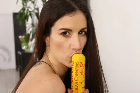 Štíhlá MILF Ali Bordeaux masturbuje s hračkami v síťovaném bodystockingu