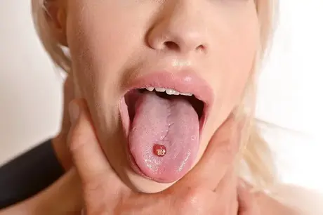 Žhavá fetiš scéna se sexy blondýnou MILF Chessie Kay při orálním sexu