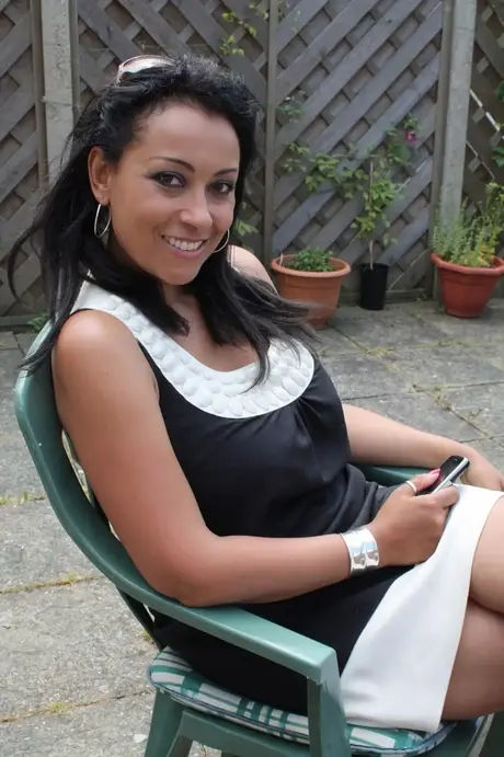 Den fantastiske model Danica Collins viser sine saftige bryster frem i sexede outfits