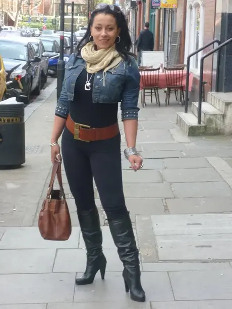 Den fantastiske model Danica Collins viser sine saftige bryster frem i sexede outfits