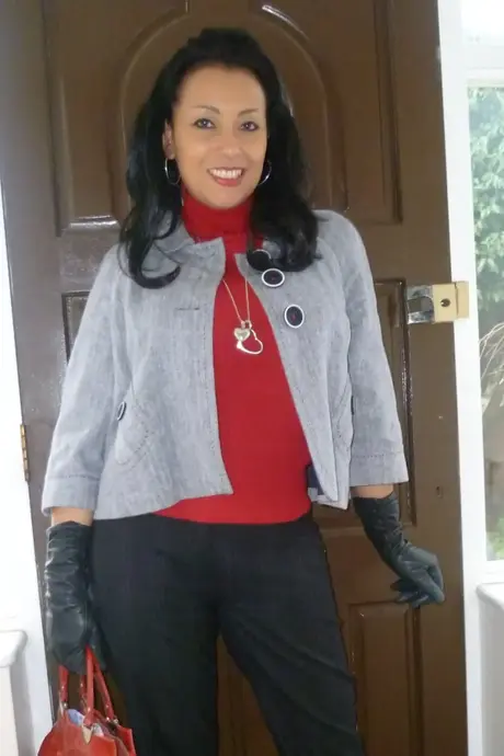 Den fantastiske model Danica Collins viser sine saftige bryster frem i sexede outfits