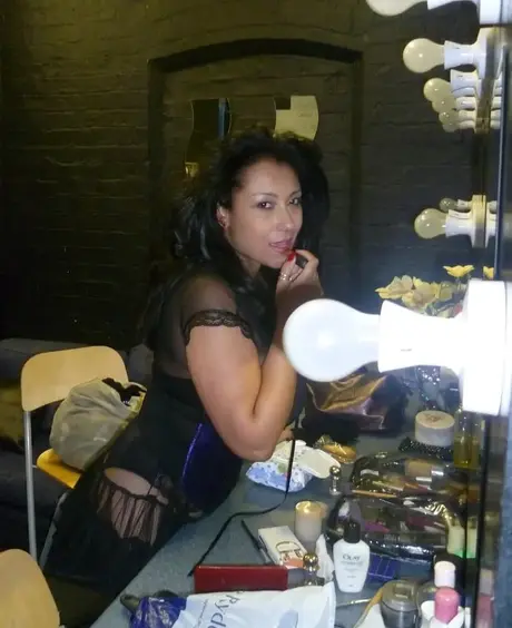 Den fantastiske model Danica Collins viser sine saftige bryster frem i sexede outfits