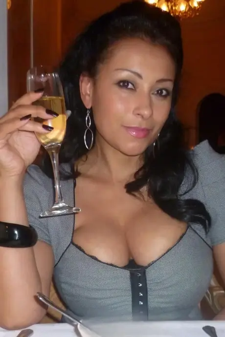 Den fantastiske model Danica Collins viser sine saftige bryster frem i sexede outfits