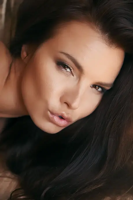 Suzie Carina retire sa lingerie et se fait plaisir dans un gros plan intime