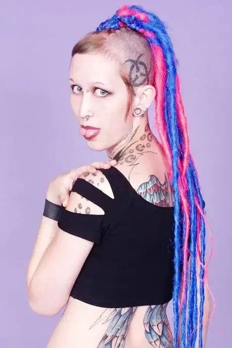 Tetovaná Jax vyplázne jazyk poté, co se svlékla do gothic bot