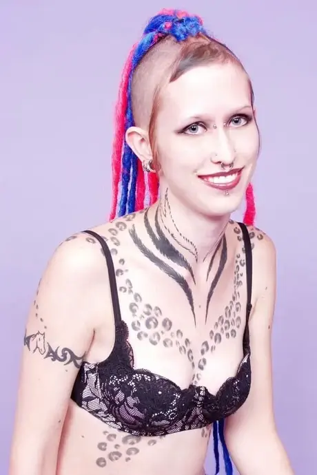 Tetovaná Jax vyplázne jazyk poté, co se svlékla do gothic bot