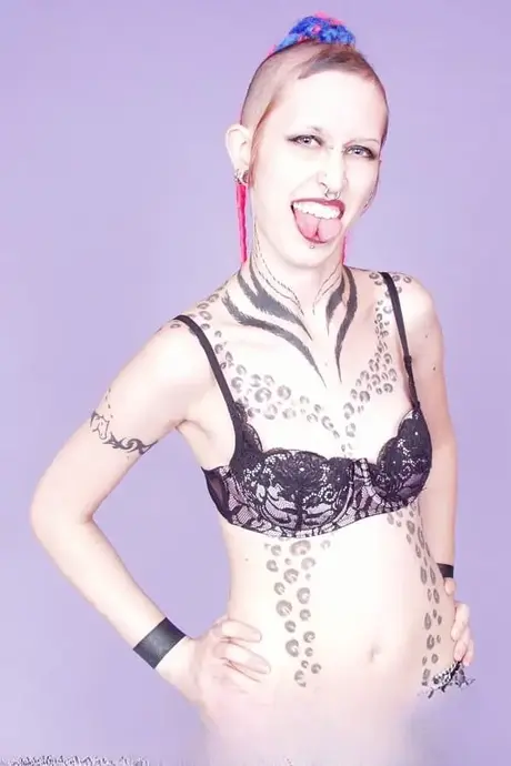 Tetovaná Jax vyplázne jazyk poté, co se svlékla do gothic bot