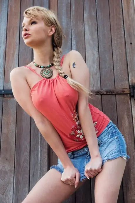Tři sexy ženy se scházejí na lesbickém trojce na tropické terase