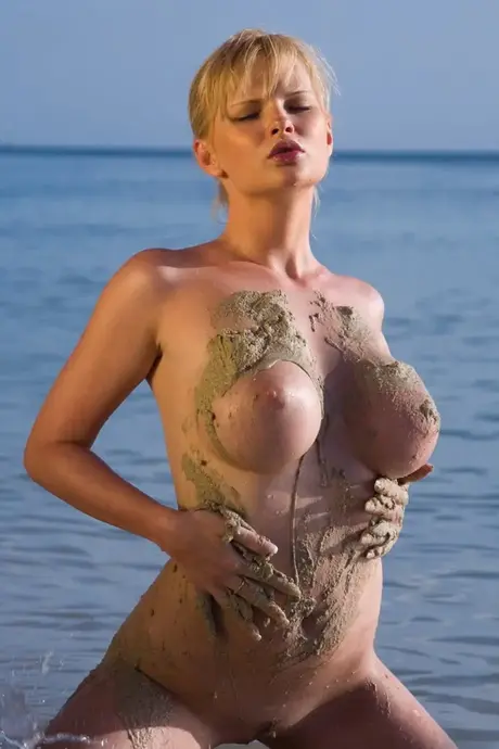 Tři sexy ženy se scházejí na lesbickém trojce na tropické terase