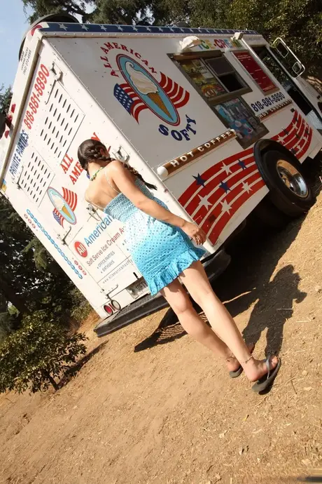 Tiffany Taylor gibt einen Blowjob und wird im Eiswagen gefickt