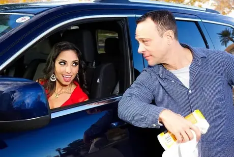 Trinity St Clair, eine Brünette, verführt einen Gentleman während einer Autofahrt