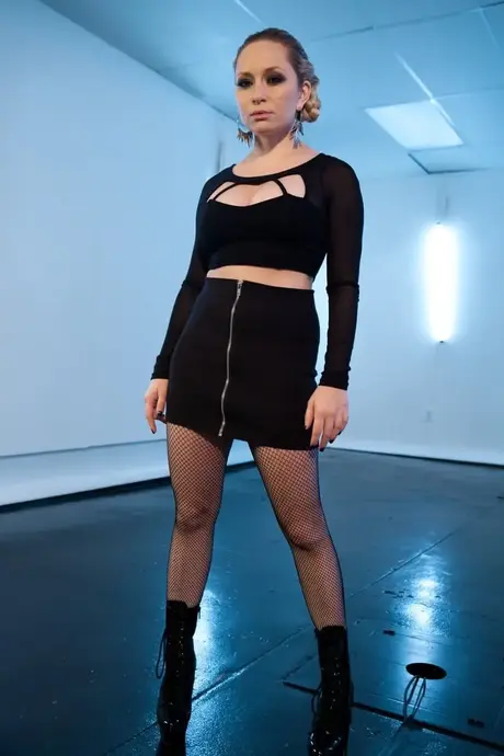 Aiden Starr dévoile une vue en dessous de sa jupe de sa chatte avant que Raven Rocket ne se déshabille complètement