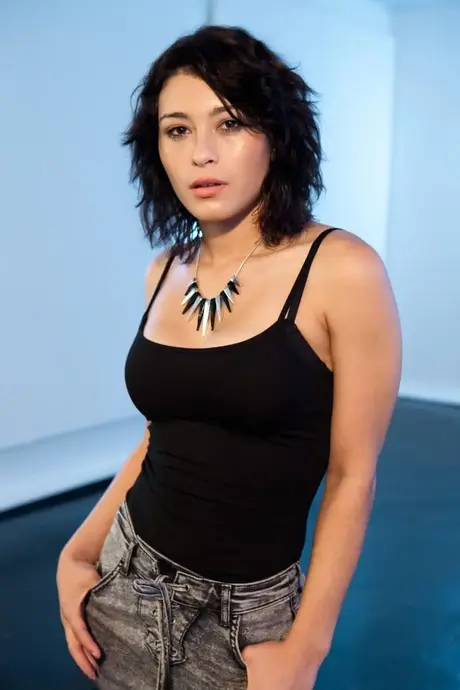 Aiden Starr показывает вид снизу под юбкой на свою киску, прежде чем Raven Rocket полностью разденется