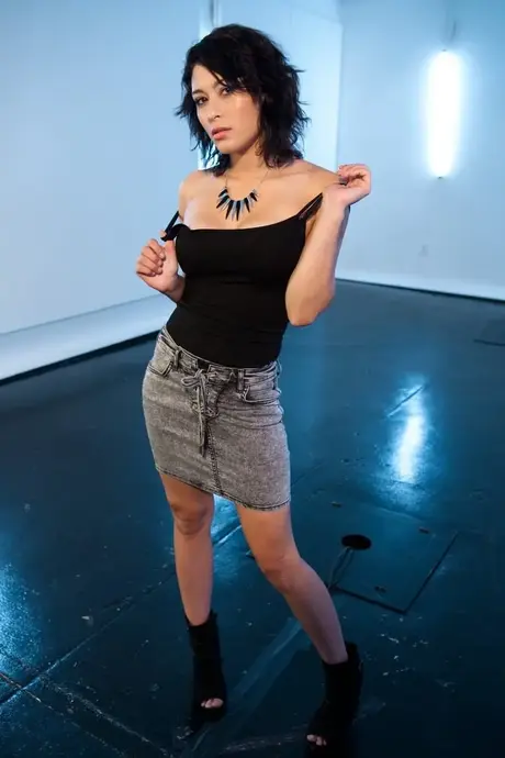 Aiden Starr dévoile une vue en dessous de sa jupe de sa chatte avant que Raven Rocket ne se déshabille complètement