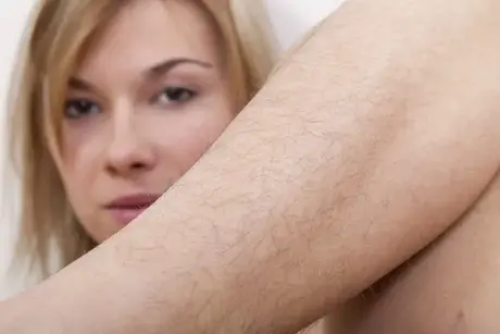 Alisia, blond kráska, vyklouzne z úzkých džínů a ukáže svou chlupatou píču