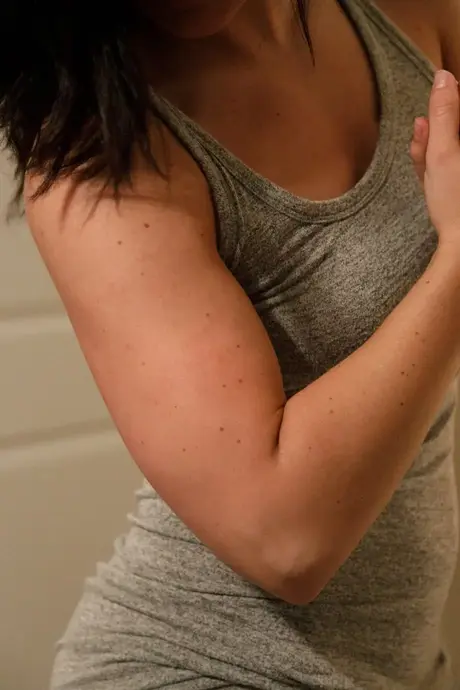 Amateur-badass Kim Solari viser sine kurver frem i en offentlig compilation