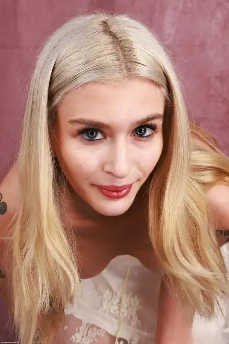 Amatérská blondýna Emma Rosie si to dělá v nahém sólovém vystoupení